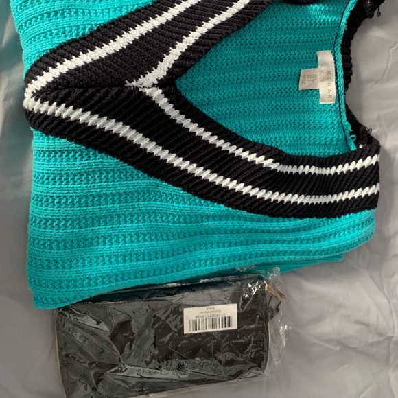 V-Neck Teal, white & black pullover sweater with FREE gifts. - Picture 2 of 4